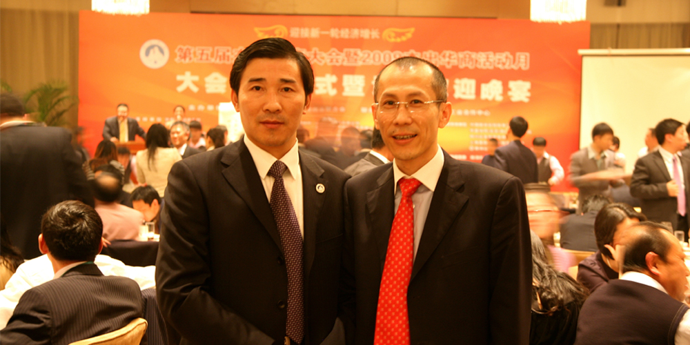 中亞董事局主席黃炳煌與華商會會長合影留念