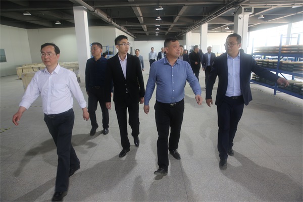 領導們參觀信永輝電子科技的生產(chǎn)車間、無塵車間及辦公區(qū)