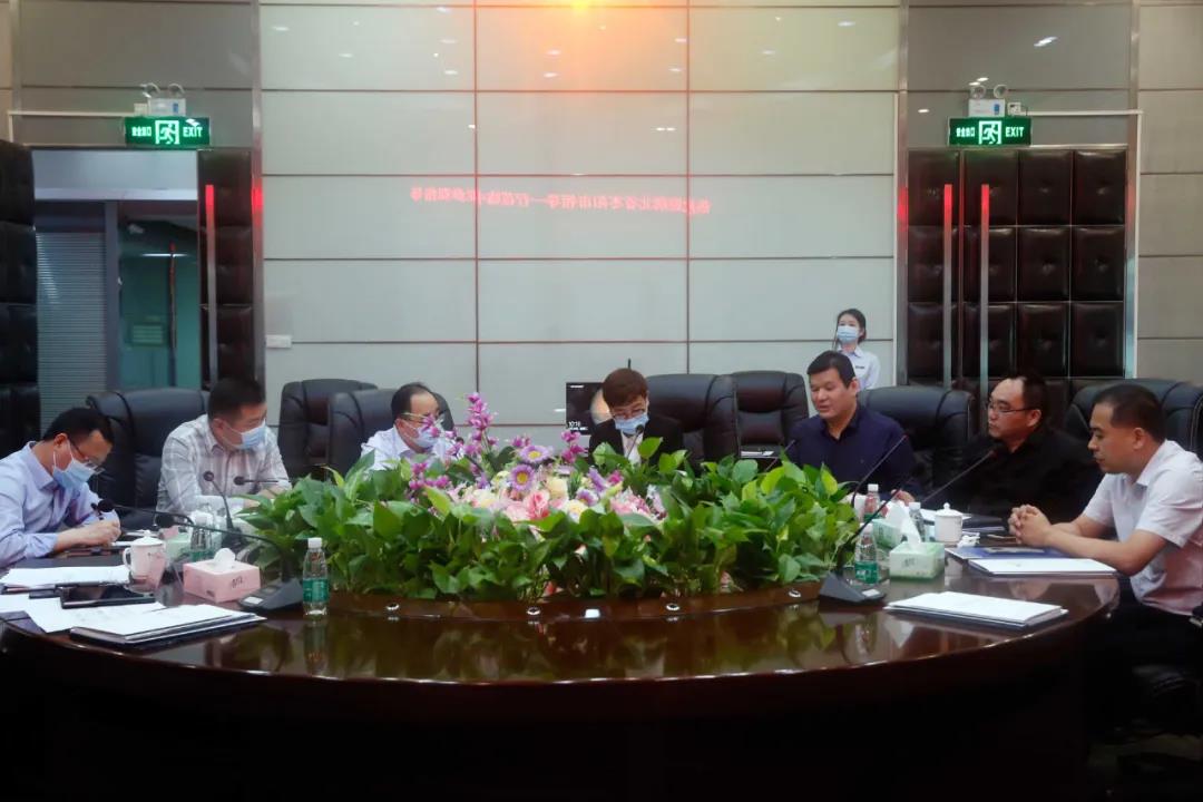 中國機(jī)電流通協(xié)會(huì)軸承委員會(huì)執(zhí)行會(huì)長(zhǎng)、騰遠(yuǎn)控股集團(tuán)董事長(zhǎng)李學(xué)軍發(fā)言
