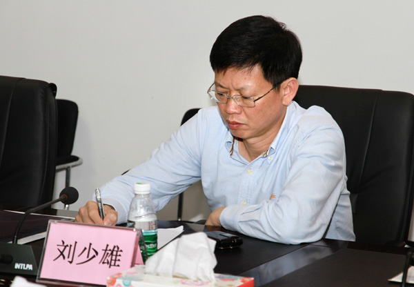  劉少雄書記在認(rèn)真聽取工作匯報(bào)
