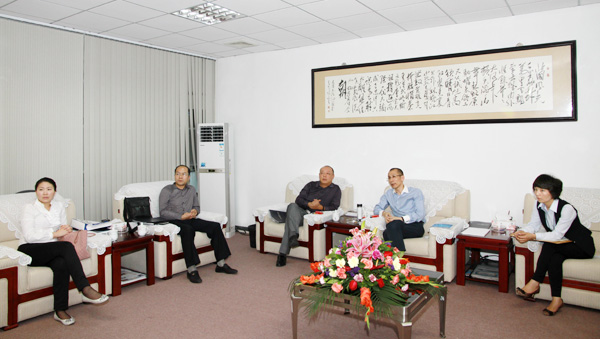 深圳市電子商會(huì)常務(wù)副會(huì)長(zhǎng)、秘書長(zhǎng)陳大揚(yáng)一行專家在認(rèn)真觀看中亞ETC宣傳視頻