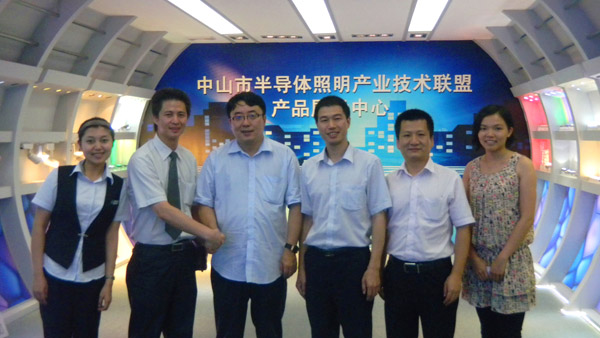 中亞ETC團隊與中山市照明協(xié)會副會長、秘書長郁紀文合影