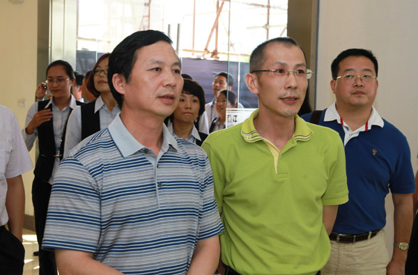 江西省萍鄉(xiāng)市安源區(qū)委書記程結(jié)林（左）在黃炳煌總裁的陪同下認(rèn)真參觀中亞電子博覽中心項目總規(guī)圖