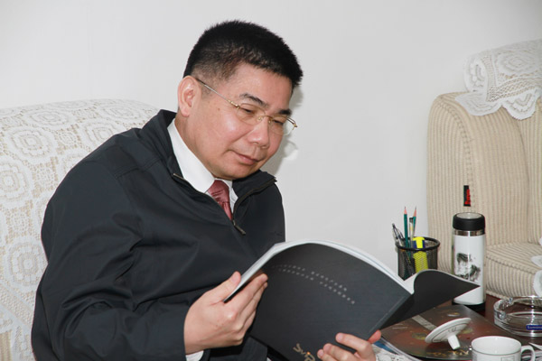 林濤副院長(zhǎng)在認(rèn)真翻閱集團(tuán)新畫(huà)冊(cè)