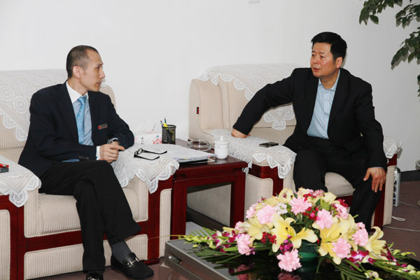 王強(qiáng)副主席向黃炳煌總裁就項(xiàng)目發(fā)展提出建議