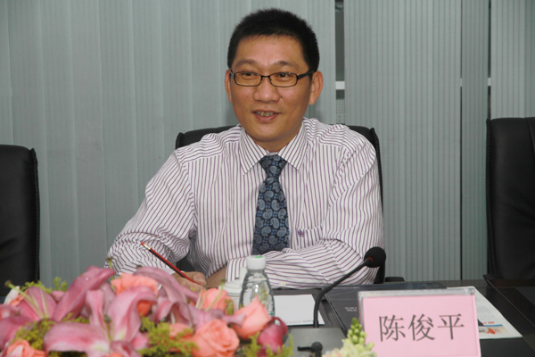陳俊平副總裁向連區(qū)長匯報項目建設(shè)進度