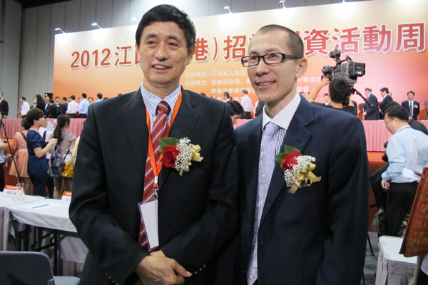 全國政協(xié)委員、全國工商聯(lián)常委王再興與黃炳煌總裁親切合影
