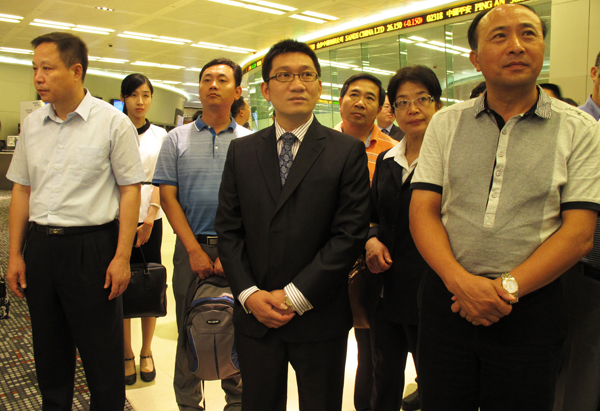 會前，陳俊平副總裁與出席嘉賓一道參觀香港聯(lián)合交易所