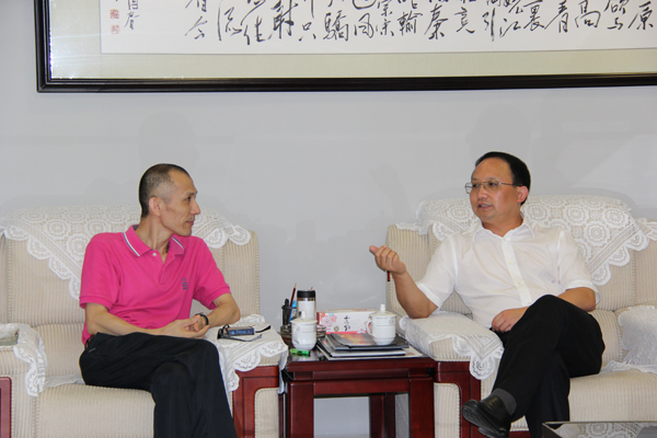 王少玄副書(shū)記與黃炳煌總裁親切交談