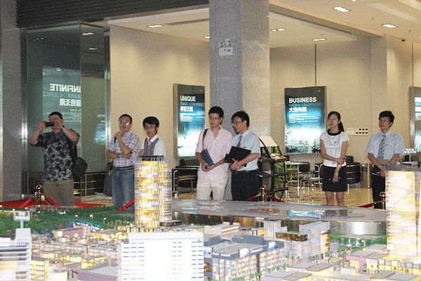深圳市夢(mèng)想工場(chǎng)文化傳媒有限公司CEO袁江、深圳衛(wèi)視大型活動(dòng)導(dǎo)演岳琛一行參觀項(xiàng)目沙盤