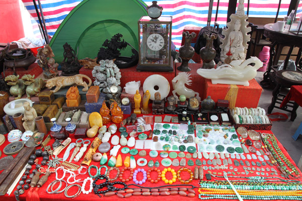 翡翠瑪瑙、古玩珍品展示現(xiàn)場(chǎng)