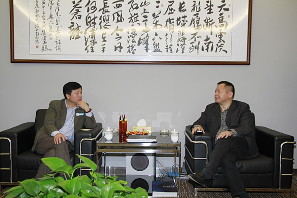丁健副總裁（左）與深圳泉州商會(huì)常務(wù)副會(huì)長(zhǎng)蔡啞輝（右）親切交談