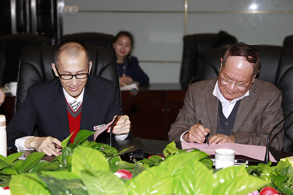 黃炳煌總裁與姚榮誠(chéng)秘書(shū)長(zhǎng)簽訂戰(zhàn)略合作聯(lián)盟協(xié)議