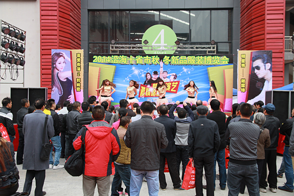 勁歌熱舞，引得大批市民圍觀