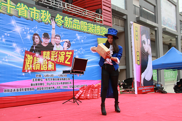 美女魔術(shù)表演，技驚四座 