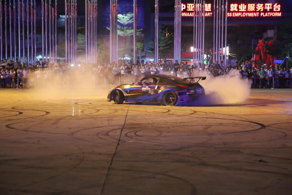兩位車手登場，觀眾熱情歡呼