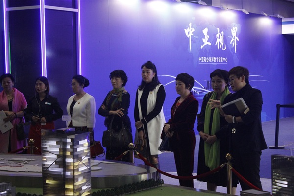 領(lǐng)導(dǎo)參觀中亞項目沙盤
