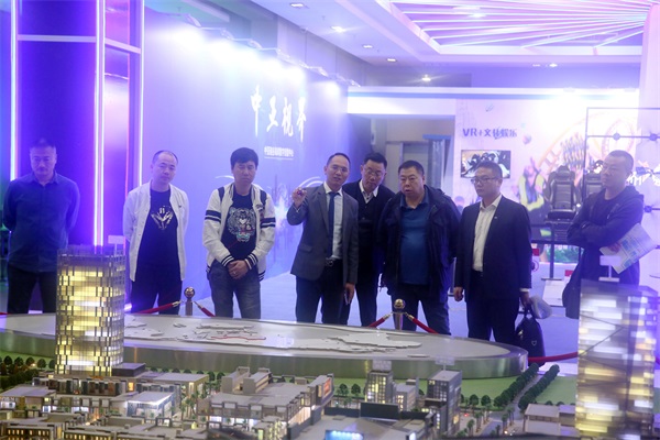 領(lǐng)導參觀中亞項目沙盤