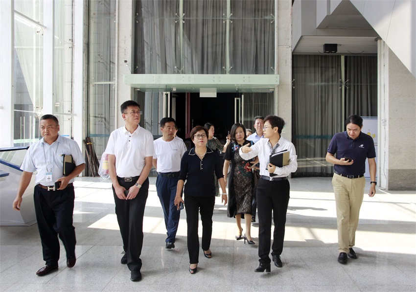 領導們參觀中亞會議中心