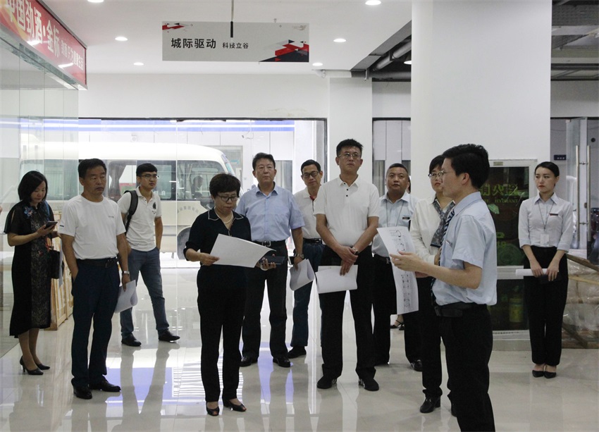 領導們參觀中亞硅谷城市形象展館