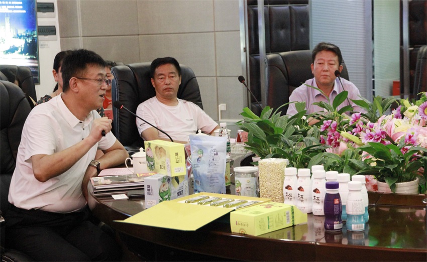 伊春市伊林集團總經理方春彪進行集團產業(yè)推介