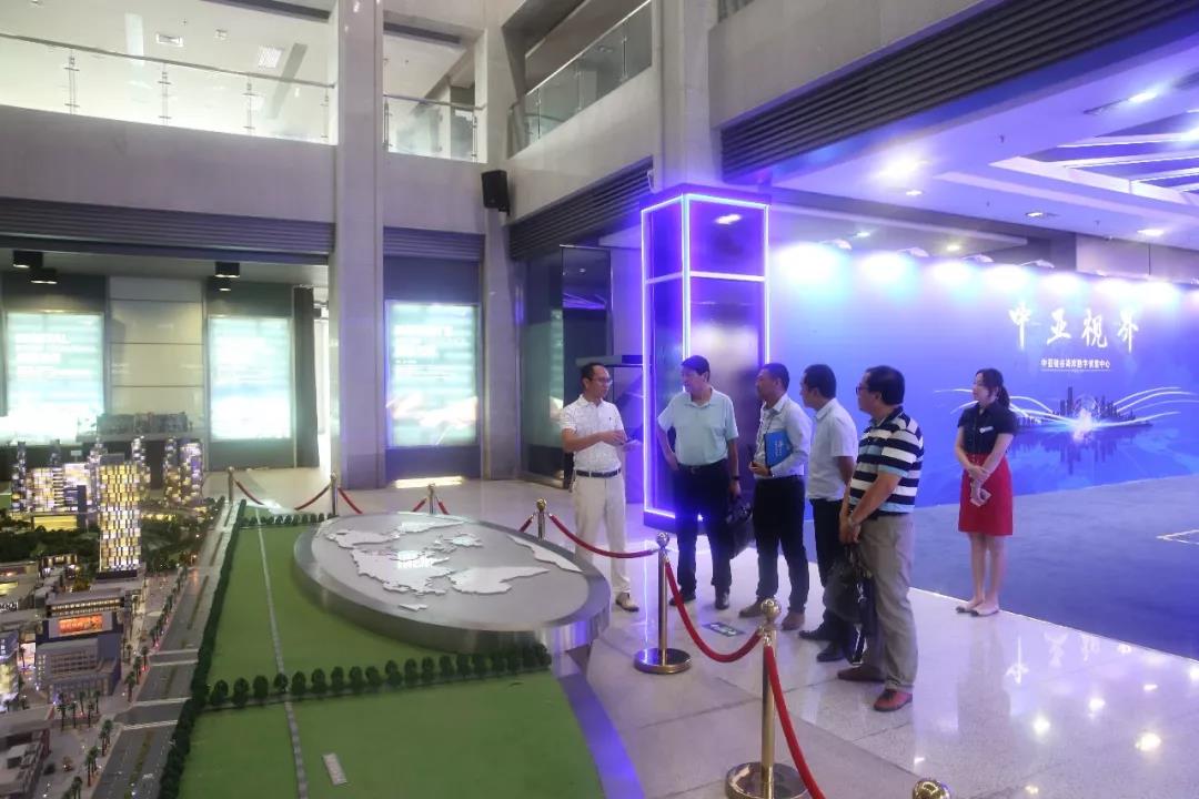 陜西省寶雞市、漢中市駐深辦領導一行參觀項目沙盤