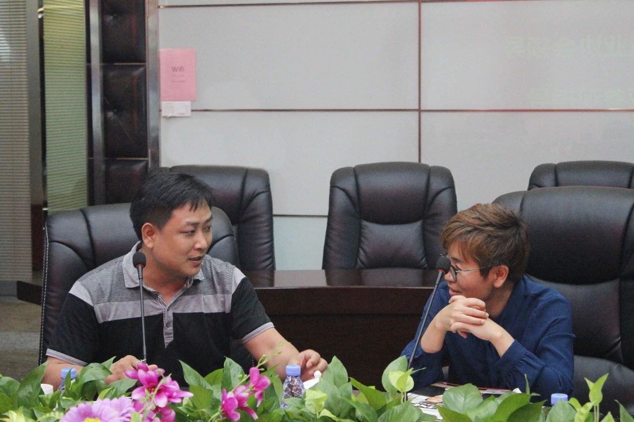 王宏偉(左)與常務副總裁夏萍(右)洽談 王宏偉(左)與常務副總裁夏萍(右)洽談