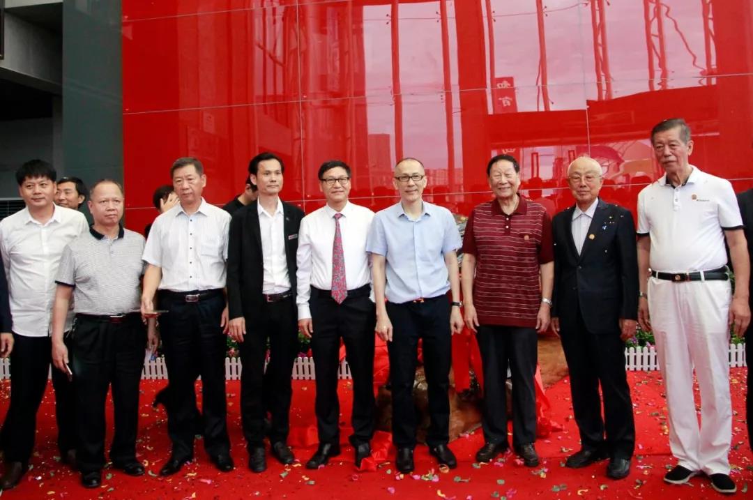 中國烯谷集團(tuán)揭牌儀式嘉賓合影