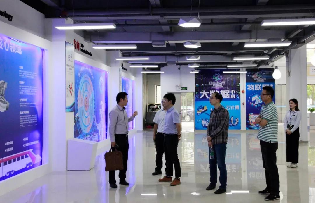 領(lǐng)導們參觀騰遠軸承工業(yè)云展廳