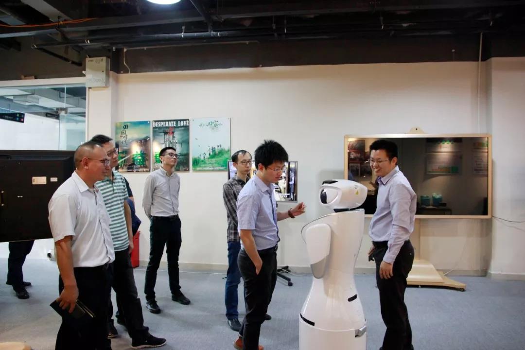 領(lǐng)導們參觀康養(yǎng)云平臺和陪護機器人展廳