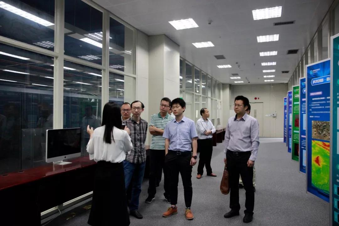 領(lǐng)導們參觀國家超級計算深圳中心