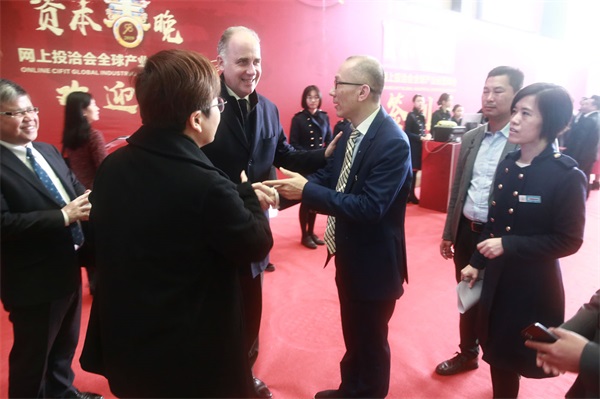 出席峰會(huì)的威立雅中國區(qū)能源事業(yè)部高級副總裁 Arnaud Bickert交流