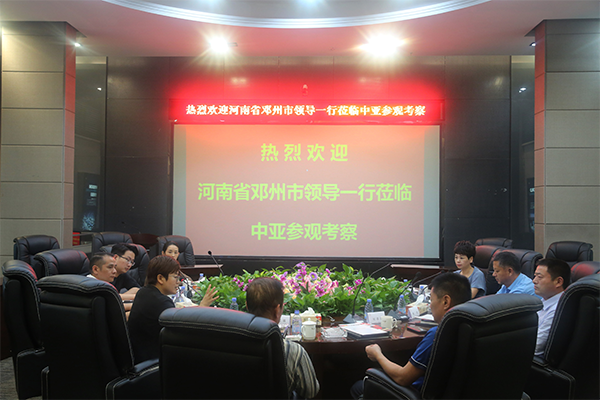 夏萍向來訪領(lǐng)導介紹中亞與內(nèi)地政府合作的模式