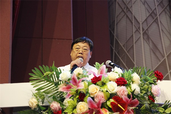 威縣高新區(qū)管委會副書記、副主任高長英進(jìn)行威縣產(chǎn)業(yè)園平臺優(yōu)勢推介