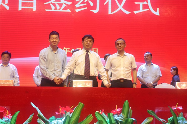 威縣人民政府、中亞產(chǎn)業(yè)園運(yùn)營有限公司、深圳藍(lán)霆太陽能光電科技有限公司簽約