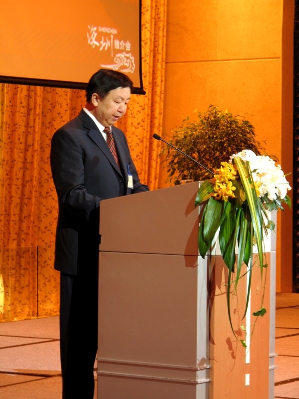 受省委常委、副省長李小鵬委托，山西省人民政府副秘書長韓和平出席推介會并做了主旨推介