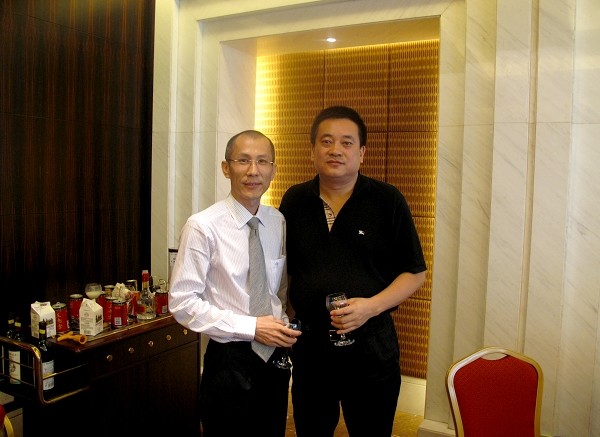 黃炳煌董事長與撫順市市長助理、經(jīng)濟開發(fā)區(qū)主任佟澤賓合影