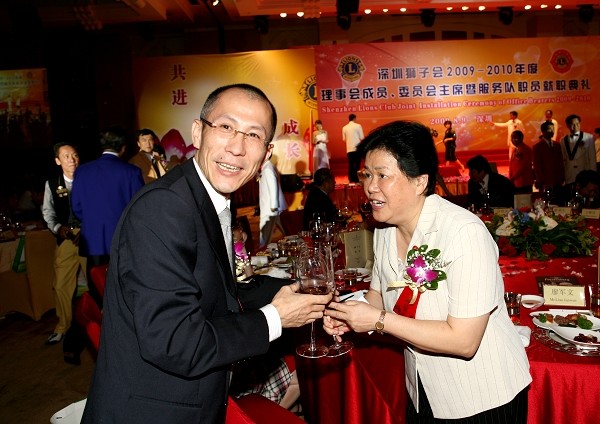 黃炳煌委員與深圳市殘聯(lián)理事長(zhǎng)、中國(guó)獅子聯(lián)會(huì)副會(huì)長(zhǎng)高建偉女士合影