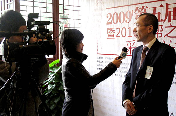 黃炳煌董事長接受奧一網(wǎng)新聞?dòng)浾攥F(xiàn)場采訪