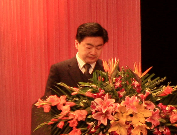 省委常委、市委副書記、代市長(zhǎng)王榮在啟動(dòng)儀式上致辭