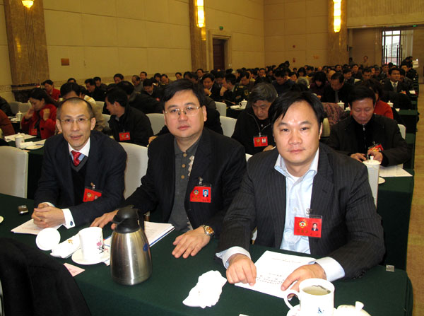 與團(tuán)省委副書記郭美薦先生(中)、江西省政協(xié)委員易斌先生合影