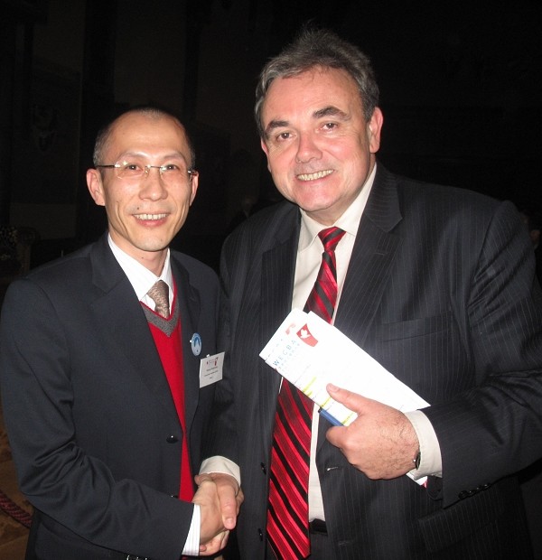 與荷蘭外貿(mào)部長亨斯科克。Frank Heemskerk。合影