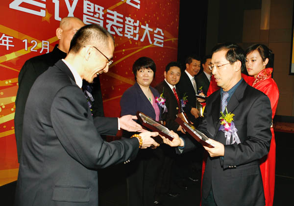 市委常委、統(tǒng)戰(zhàn)部長王毅先生為黃炳煌委員頒發(fā)證書