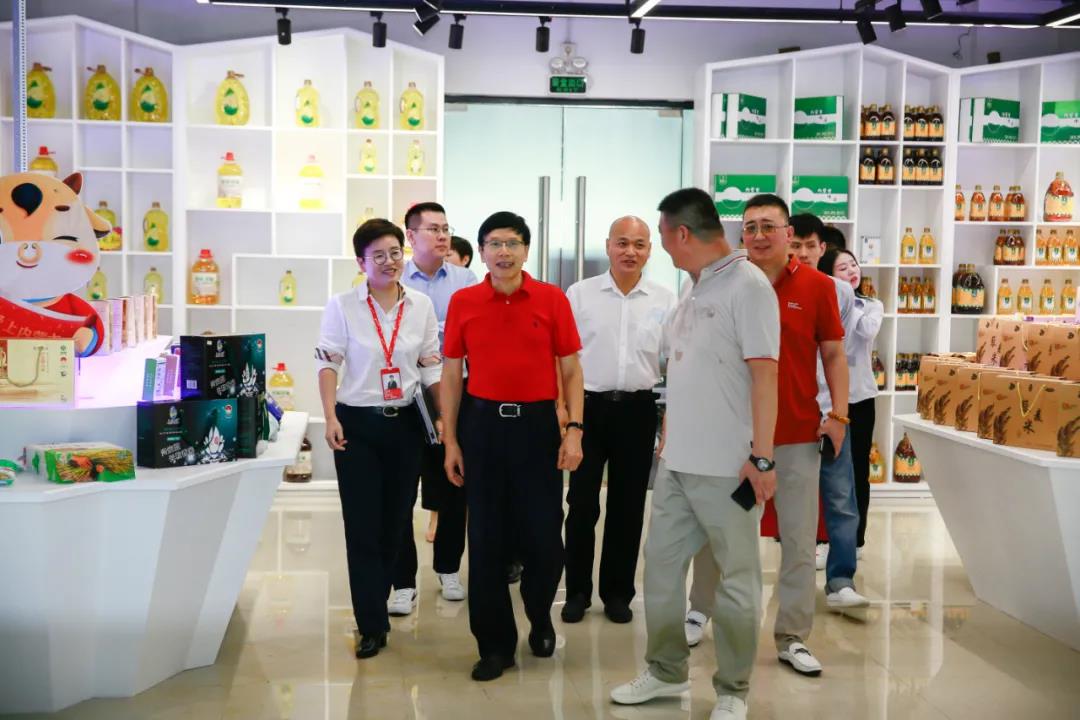 深化合作，共謀發(fā)展丨中集產(chǎn)城發(fā)展集團(tuán)領(lǐng)導(dǎo)一行蒞臨中亞硅谷產(chǎn)業(yè)基地參觀考察(圖3)