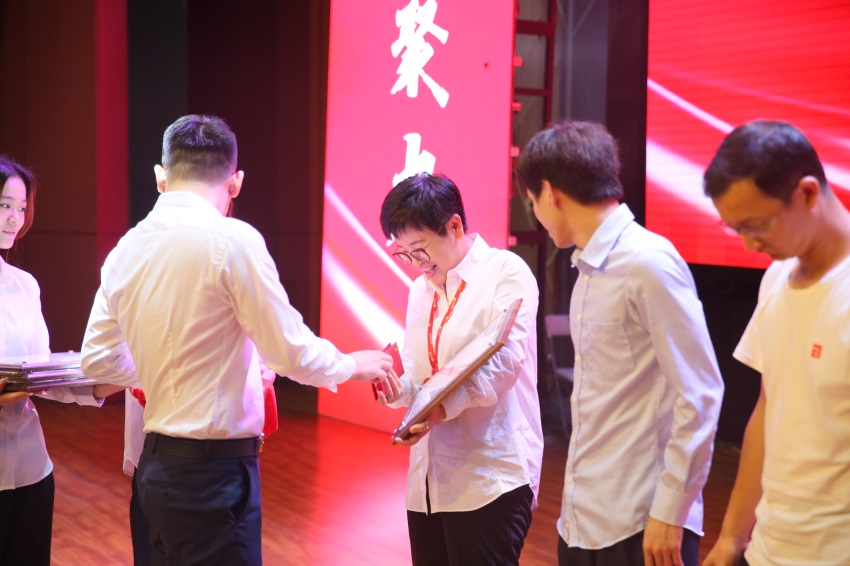 凝心聚力，再創(chuàng)佳績 | 集團召開上半年度總結(jié)表彰大會(圖4)